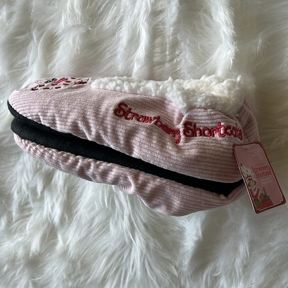 🆕 Strawberry Shortcake Fuzzy Babba Slipper Socks Size S/M Shoe Size 5.5-7.5 - Picture 3 of 7